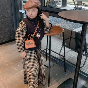 Mini sac à main tendance pour enfants avec tenue vintage chic dans un café
