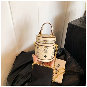 Detailaufnahme einer Mini-Beuteltasche mit Bärenmuster und herzförmigem Metalllogo-Verschluss