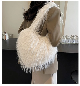 Détail d'un grand sac cabas en fausse fourrure blanche porté par un mannequin