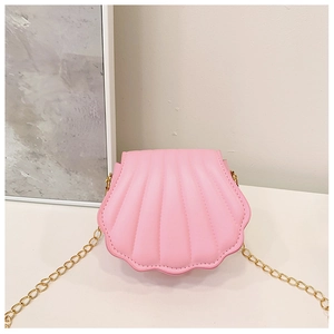 Vue détaillée du sac bandoulière rose en forme de coquillage avec chaîne dorée