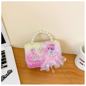 Detail einer pinken Plüschtasche für Mädchen mit Perlengriff, Schleife und Goldkette