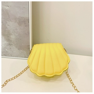 Détail du sac à bandoulière jaune en forme de coquillage avec chaîne dorée