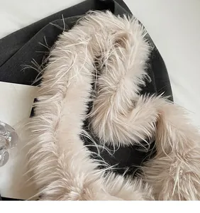 Gros plan sur la bandoulière en fausse fourrure blanc cassé avec une texture douce