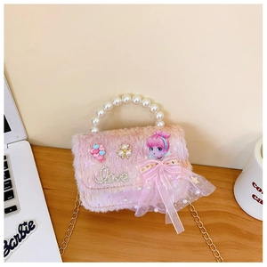 Detail der pinken Plüschtasche für Mädchen mit Perlengriff und goldener Kettenriemen