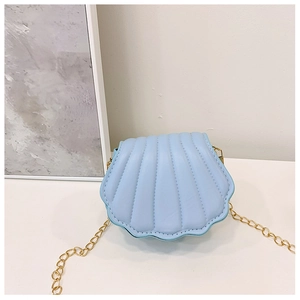 Détail du sac coquillage bleu clair avec texture matelassée et chaîne dorée