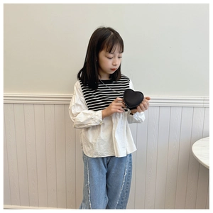 Détail du sac bandoulière enfant en forme de cœur noir avec bandoulière chaîne dorée