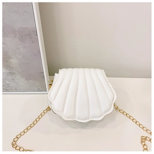Détail du sac bandoulière blanc en forme de coquillage avec texture verticale et chaîne