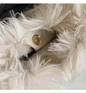 Détail de la boucle magnétique cachée sur le sac en fausse fourrure pour ouverture