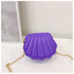 Détail du sac coquillage violet avec surpiqûres et bandoulière en chaîne dorée