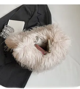 Intérieur spacieux du sac à bandoulière en fausse fourrure beige avec portefeuille