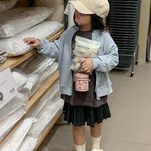 Mini-Umhängetasche in Pink mit süßem Bärenmuster für Mädchen an einem Kindermodel
