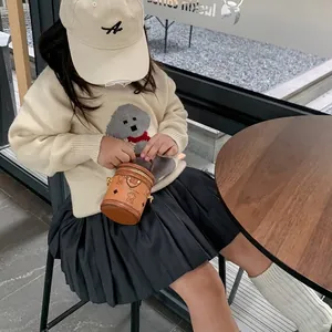 Mini braune Vintage-Eimertasche für Kinder kombiniert mit schickem Herbstoutfit