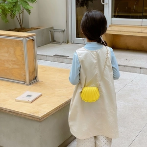 Joli sac bandoulière enfant en forme de coquillage jaune vif avec chaîne dorée