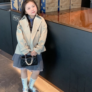 Girl's khaki trench coat with double-breasted design and pearl handbag for British style