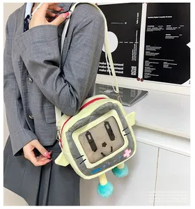 Detail der süßen Plüschtasche im Retro-TV-Design mit bunten Bommeln und Stickereien