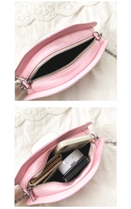 Détail de l'intérieur du sac champignon rose avec cuir lisse et doublure noire