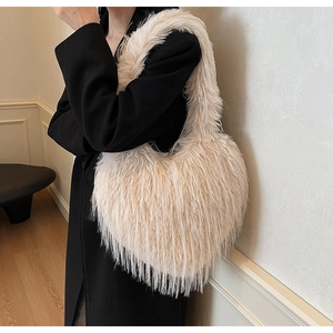 Détail du sac cabas en fausse fourrure beige en forme de cœur avec texture douce