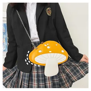 Sac bandoulière mignon en forme de champignon en cuir verni jaune avec chaîne argentée