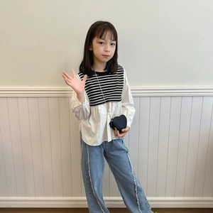 Ensemble fille avec chemise rayée, jean et mini sac bandoulière cœur noir
