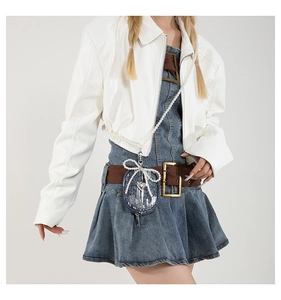 Détail du mini sac bandoulière en denim avec paillettes argentées, perles et pendentif cœur