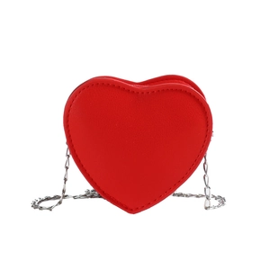 Mini borsa a tracolla rossa a forma di cuore per bambini con sottile catena argento su bianco