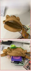 Détail du sac en toile ours brun montrant la capacité pour téléphone et petits objets