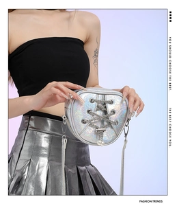 Mannequin portant un mini sac holographique argenté avec laçage et perles de nacre