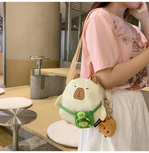 Détail du sac en peluche Capybara avec petite poche tortue et breloque en pain