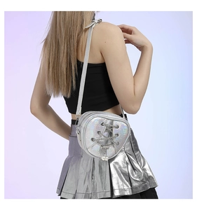 Sac cœur laser argenté avec chaînes et perles porté par un mannequin en vue latérale