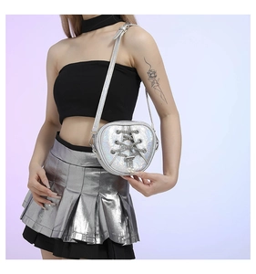 Détail du sac bandoulière argenté laser avec chaînes métalliques et perles
