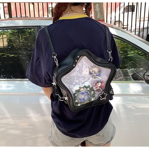Vue détaillée du sac ita noir en forme d'étoile avec fenêtre et badges de personnages