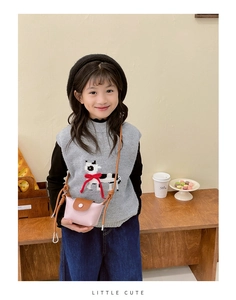 Détail du mini sac bandoulière enfant bicolore avec texture cuir et fermoir pression
