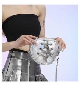 Détail du sac coeur argenté holographique avec laçage métallique et perles blanches