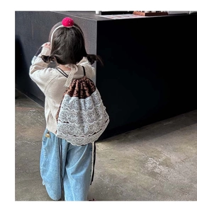 Détail du sac à dos enfant à cordon léopard avec volants en dentelle blanche
