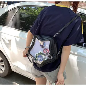 Sac Ita noir en forme d'étoile avec fenêtre transparente montrant des badges animés