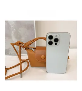 Comparaison de taille détaillée du mini sac bandoulière en cuir avec bandoulière corde