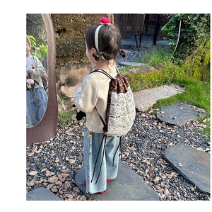 Vue lifestyle d'un sac à dos enfant à motif léopard avec dentelle blanche et cordon