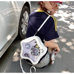 Photo en extérieur d'un sac Ita blanc en forme d'étoile avec panneau PVC transparent