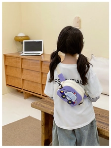 Vue détaillée du dos d'un enfant portant un sac de poitrine voiture dessin animé violet
