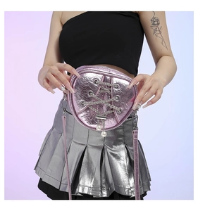 Détails de sac à main rose métallisé avec chaînes croisées et breloques en perles