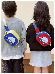 Vue arrière d'enfants portant des sacs de poitrine dessin animé avec sangles réglables