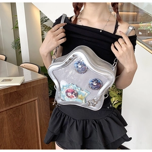 Vue détaillée d'un sac ita argenté en forme d'étoile avec fenêtre pour badges anime
