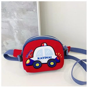 Détail du sac de poitrine rouge pour enfants avec motif voiture de police et zip bleu