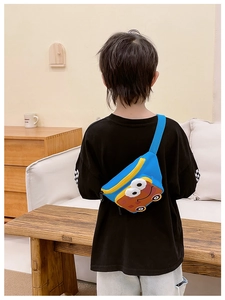 Vue arrière d'un enfant portant un sac de poitrine bleu cartoon avec de grands yeux