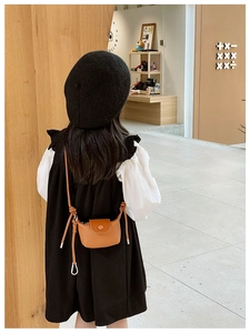 Vue détaillée arrière d'un mini sac bandoulière marron en cuir grainé pour enfant