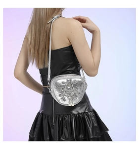 Détail du sac à bandoulière argenté Y2K avec boucle étoile, chaîne et charms perles