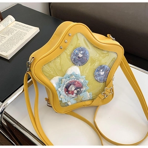 Détail du sac ita en forme d'étoile avec fenêtre transparente et finition cuir jaune