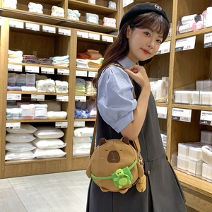 Sac bandoulière peluche capybara avec pendentif tortue verte en fausse fourrure