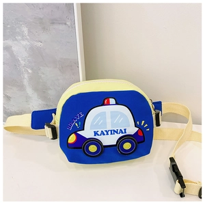 Détail du sac de poitrine pour enfants avec motif voiture de police et sangle