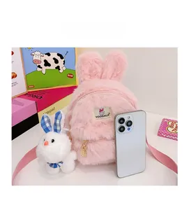 Sac à dos lapin rose en peluche à côté d'un smartphone pour comparer la taille